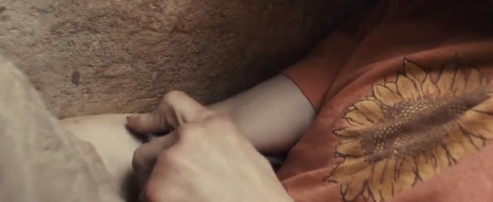 又渴又疼!手臂被石头卡住五天五夜?这部电影告诉你如何断臂求生