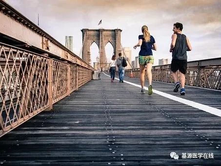 被蚊虫叮咬后需注意预防虫咬皮炎,蚊虫叮咬的皮炎是什么症状