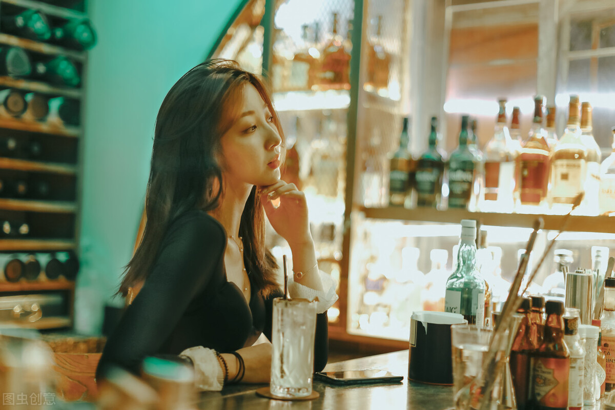 去酒吧消费怎么赚钱,酒吧女营销靠什么赚钱
