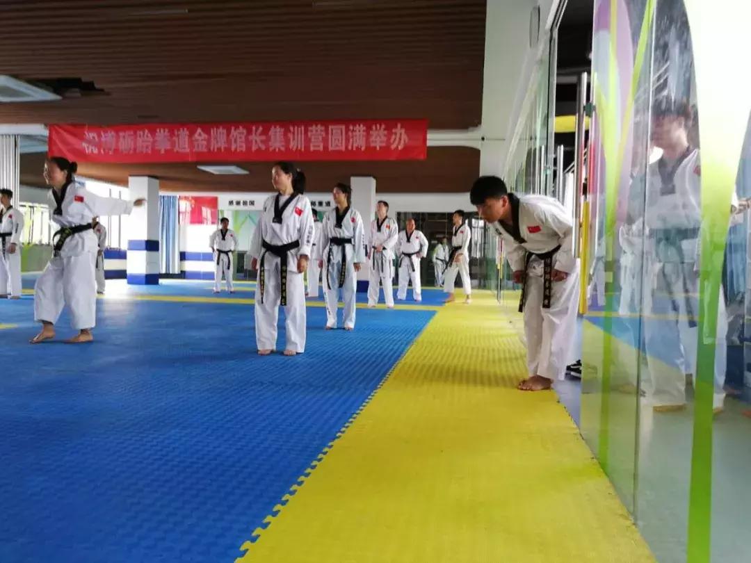 花式压腿训练,老师压腿训练