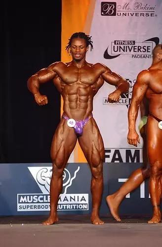 大屌哥的儿子小小年纪就已经练成了肌肉男,真是虎父无犬子