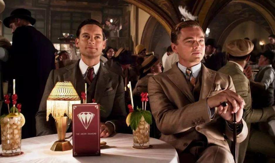 《了不起的盖茨比》：美貌的黛西被金钱异化，过着漫漫“幸福”路