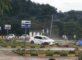 驾校疯狂转圈,驾校学车火爆场面