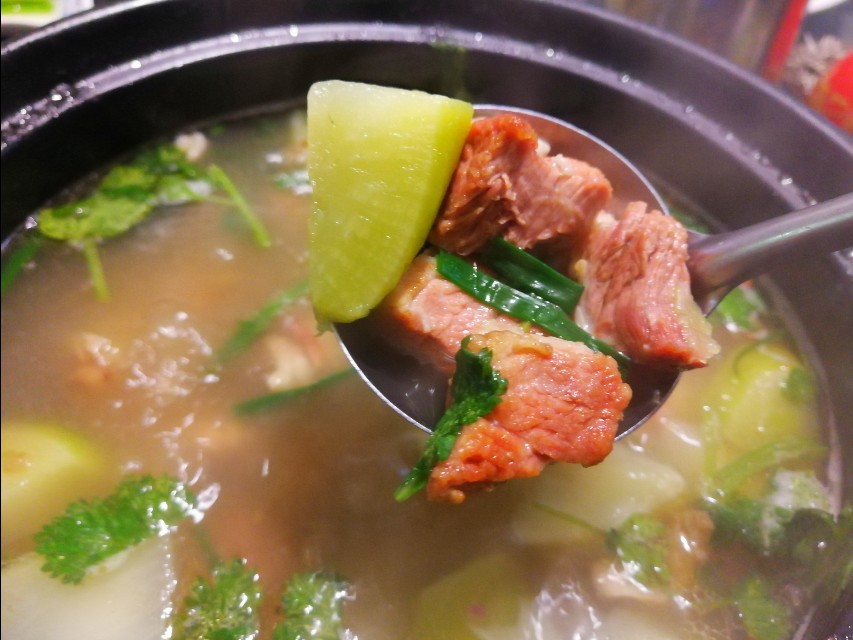 深夜郑州8男2女躲在花园路北环桥头，吃丹江翘嘴鲌，喝方城木瓜酒