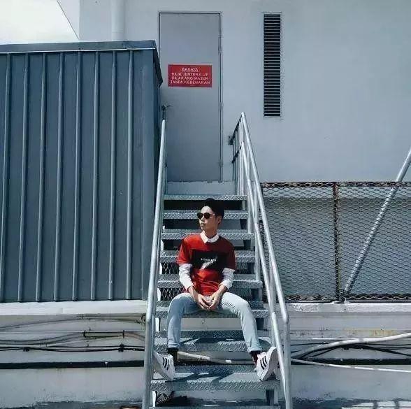 楼梯背景怎么拍照姿势好看,在废弃楼梯怎么复古拍照