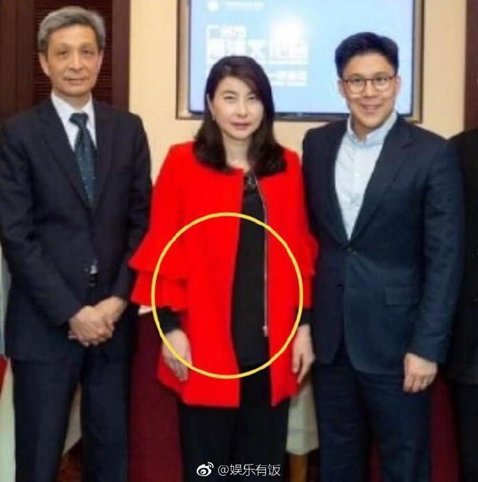 霍启刚背购物袋,霍启刚机场手捧郭晶晶的火炬