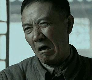 肌肉女学生秀腹肌,撩衣秀腹肌