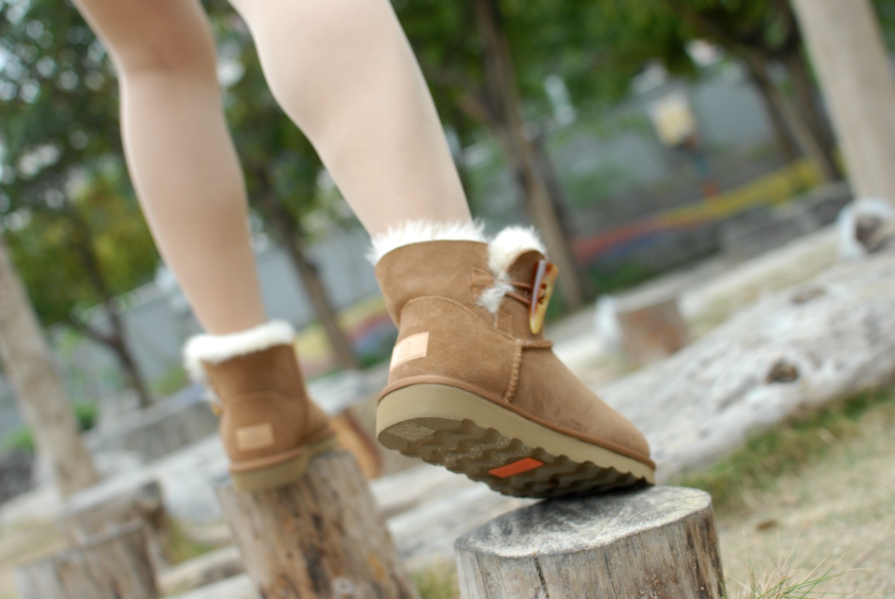 中筒经典款羊皮毛一体雪地靴,羊皮毛一体加厚厚底雪地靴女