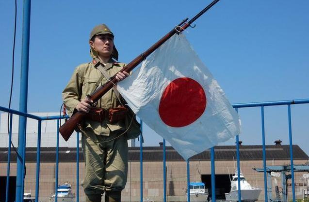 二战期间日军为什么不装备冲锋枪,二战时日军步枪上挂旗是什么