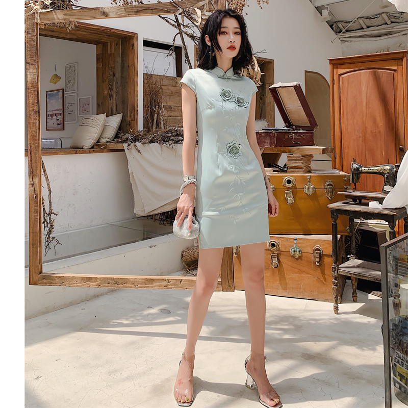 旗袍的美不张扬却独有韵味,旗袍之韵味