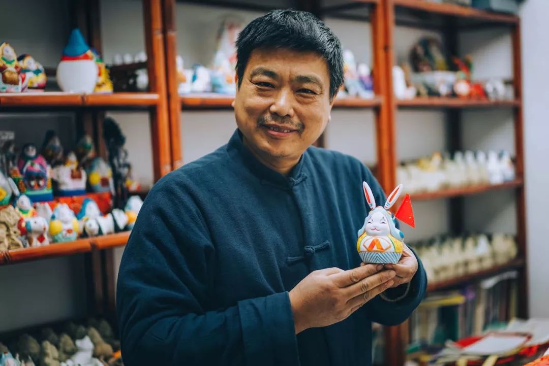 非遗守艺人｜他把泥“玩”出了花样，让有400年历史的老北京兔儿爷也跟上时代