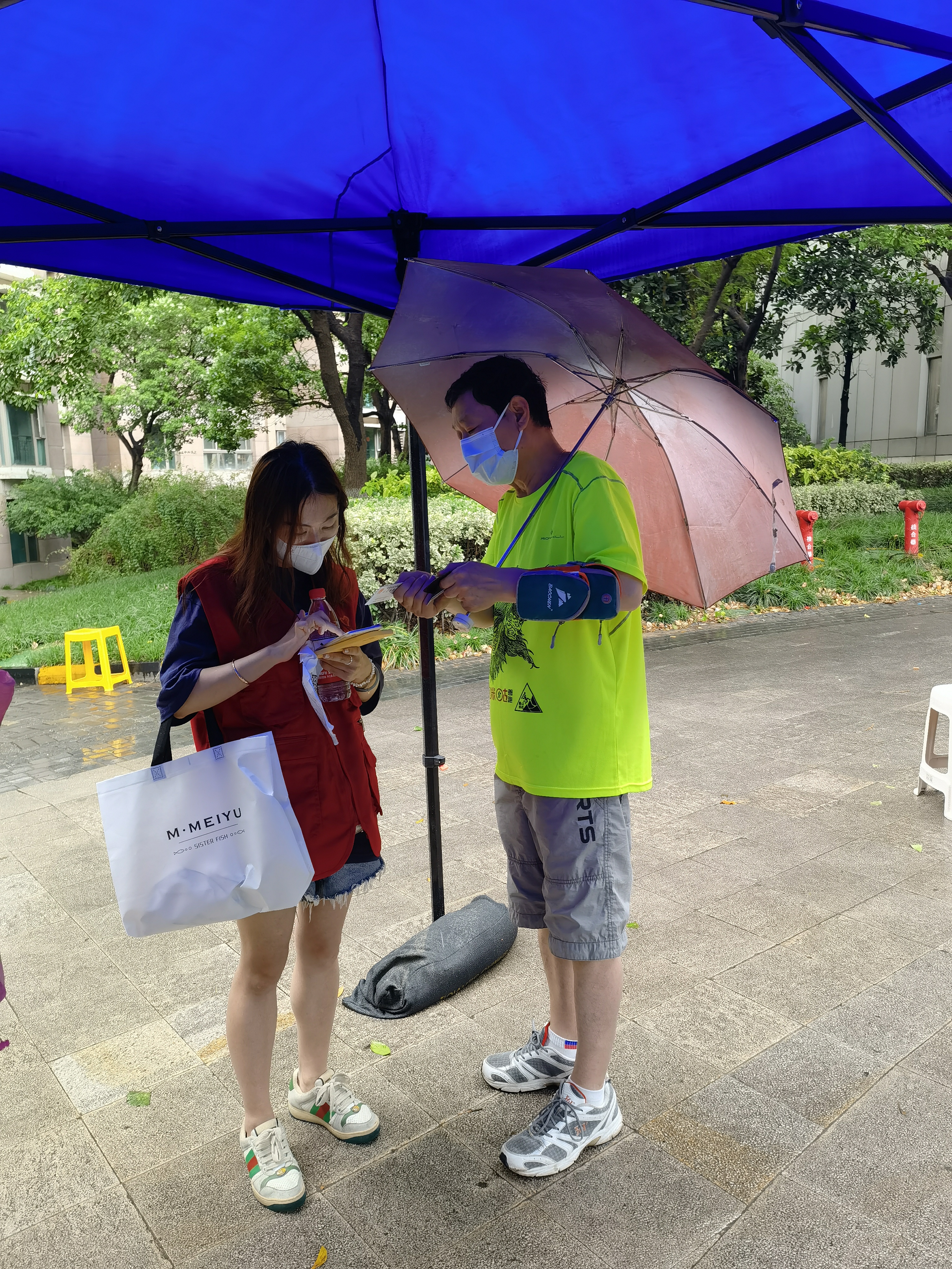 区街新闻｜70多幅照片记录世茂滨江社区辖内志愿者，南京感谢你们