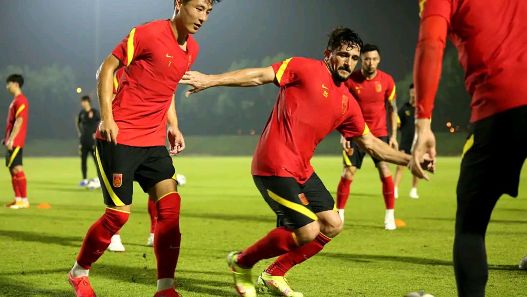 蒿俊闵和张稀哲哪个厉害,张稀哲踢前腰