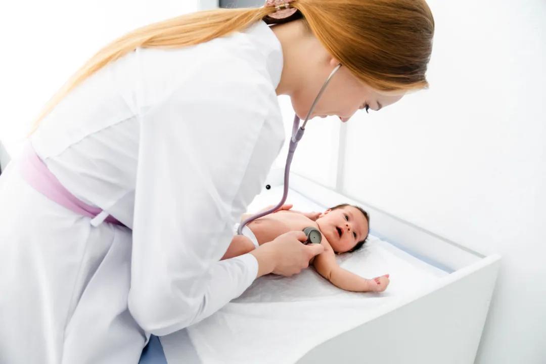 新生宝宝屁股上方有个眼怎么清洗,婴儿耳朵黄色分泌物该怎么清理