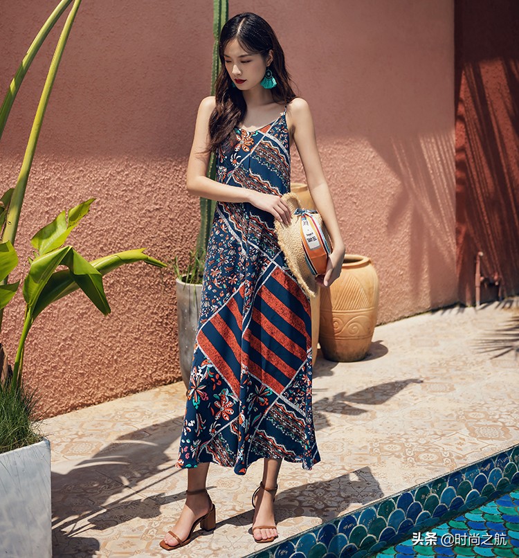 吊带沙滩连衣裙,夏日度假吊带连衣裙