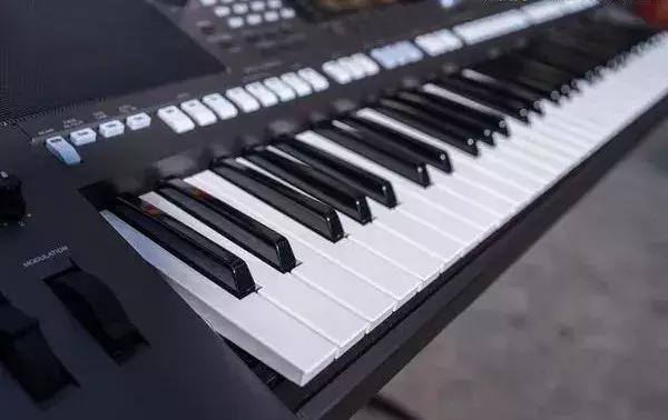 电子琴最简单的和弦的技巧,用和弦走向来记住电子琴谱的和弦