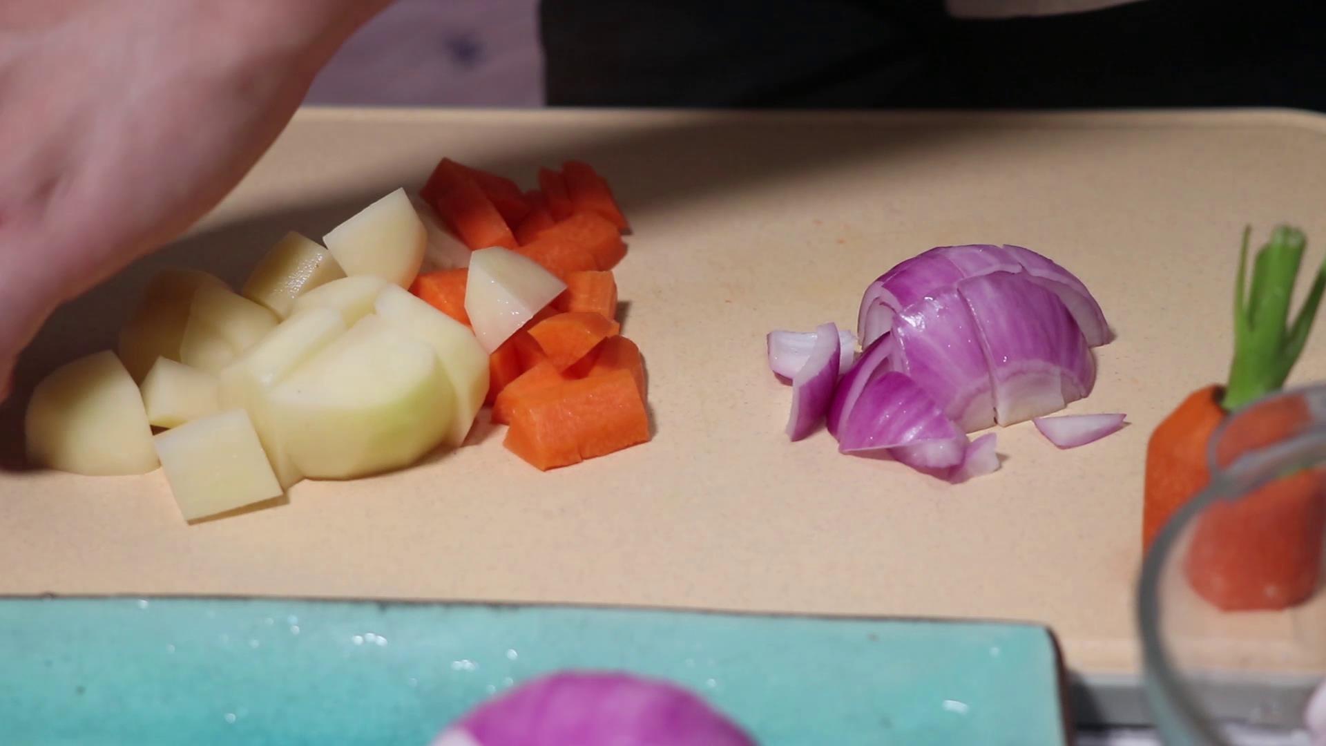 排骨焖饭加菜一锅出,排骨焖饭酱汁香辣口味