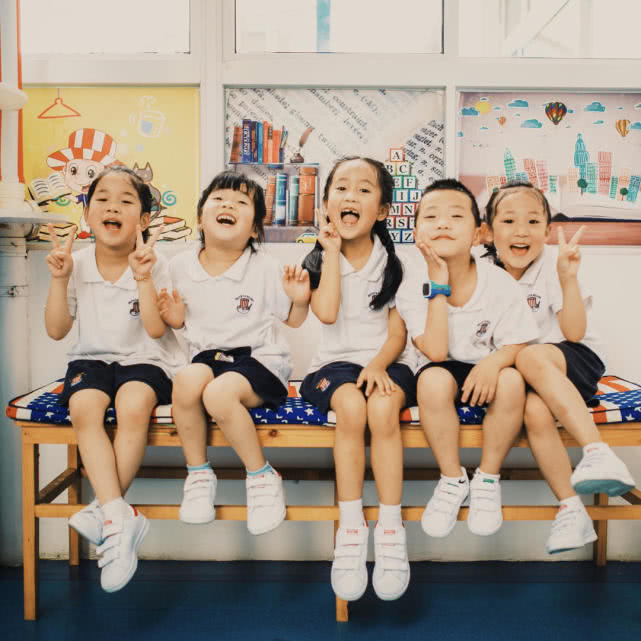 摄影师镜头里的幼儿园小朋友,摄影师给幼儿园小朋友拍照