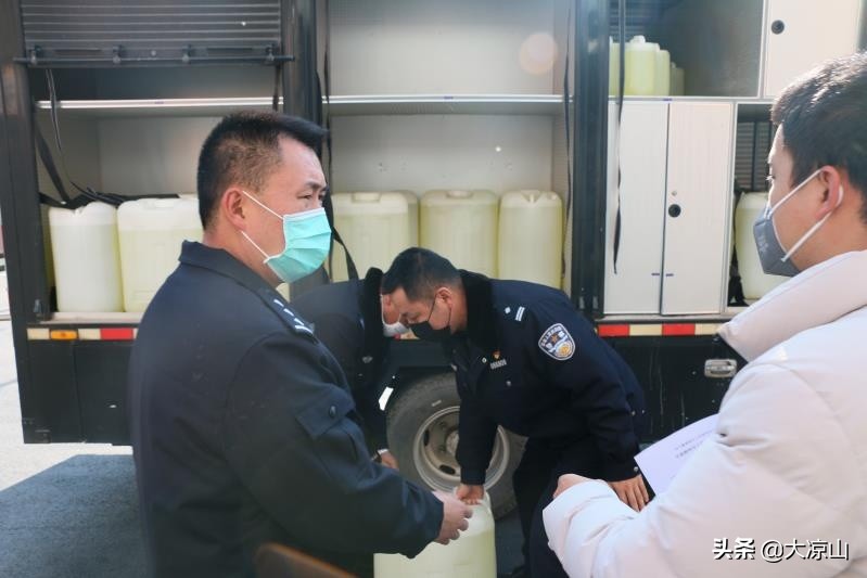 疫情防控期间警察夫妻共赴一线,疫情面前警医夫妻并肩逆行