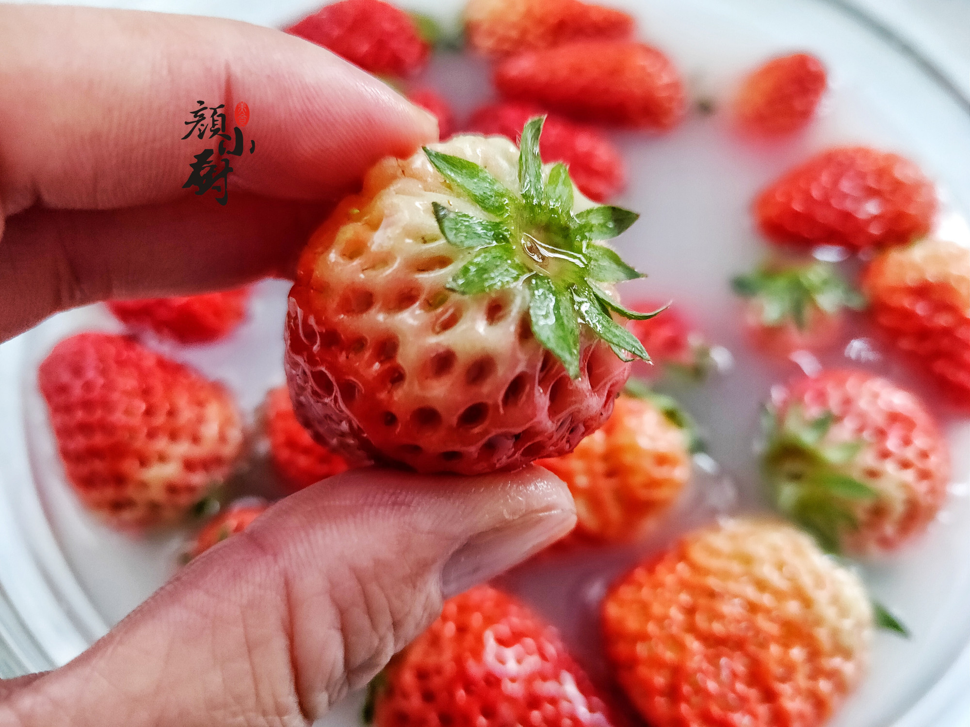 清水怎么洗草莓,清洗草莓时只用盐和清水洗