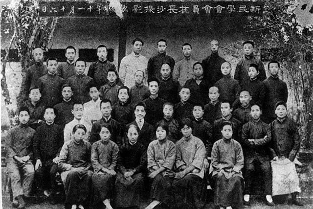 毛主席看到与母亲的合影，激动地用土话问道：咯是从哪里拱出来的