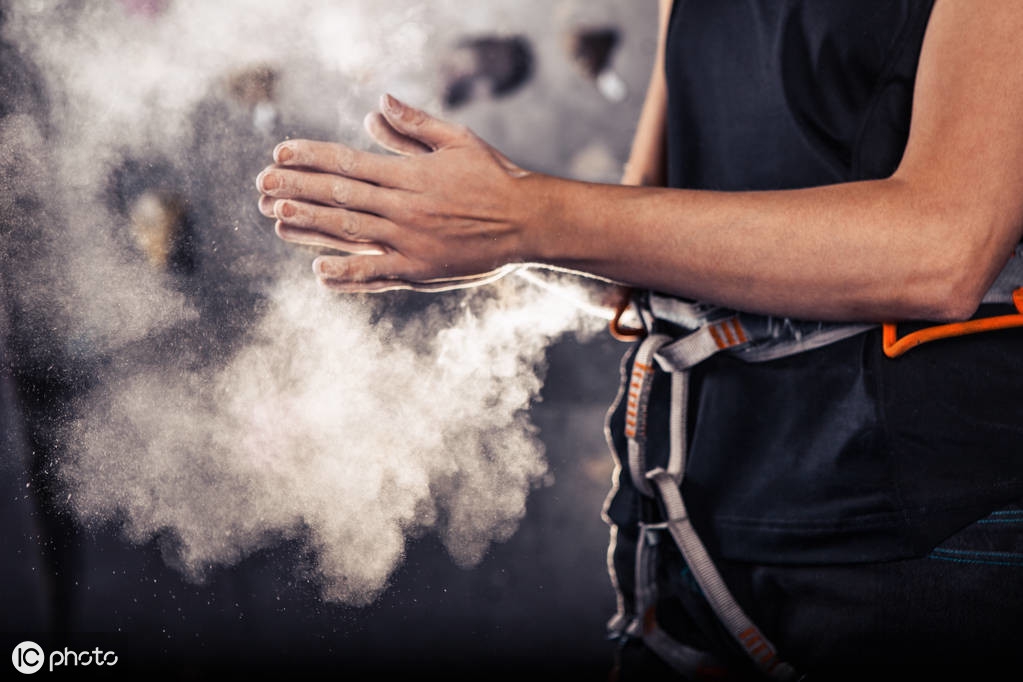 衣服沾上机油最好的方法,衣服有油渍用什么方法洗掉