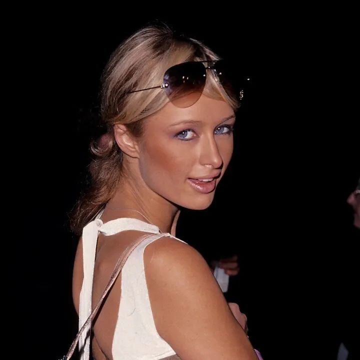 时尚名媛ParisHilton发行黑胶唱片大获好评，梦想是拿到格莱美？