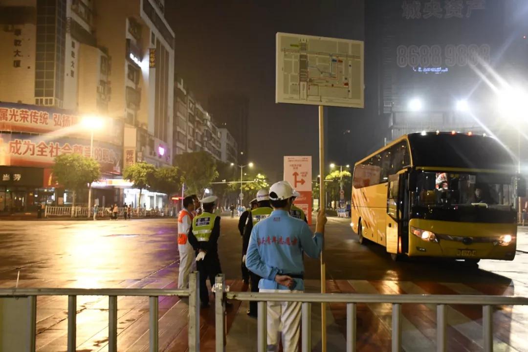 在街头当志愿者,凌晨四点出门当志愿者