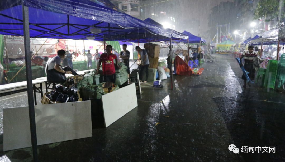 仰光雷雨，积水没过大腿，不少车子在水中“游”