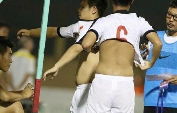 35岁的c罗依然是场上最亮的星,38岁的c罗依然站在足球之王