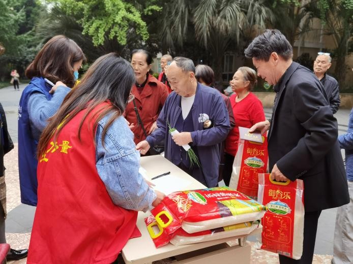 社区欢庆重阳节传递浓浓敬老情,社区敬老爱老情暖重阳主题活动