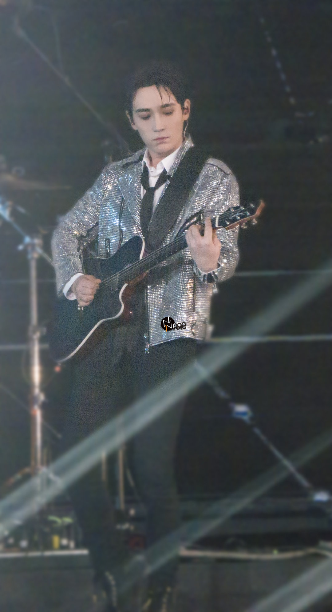 朱一龙跨年衣服,朱一龙瞬间脸红