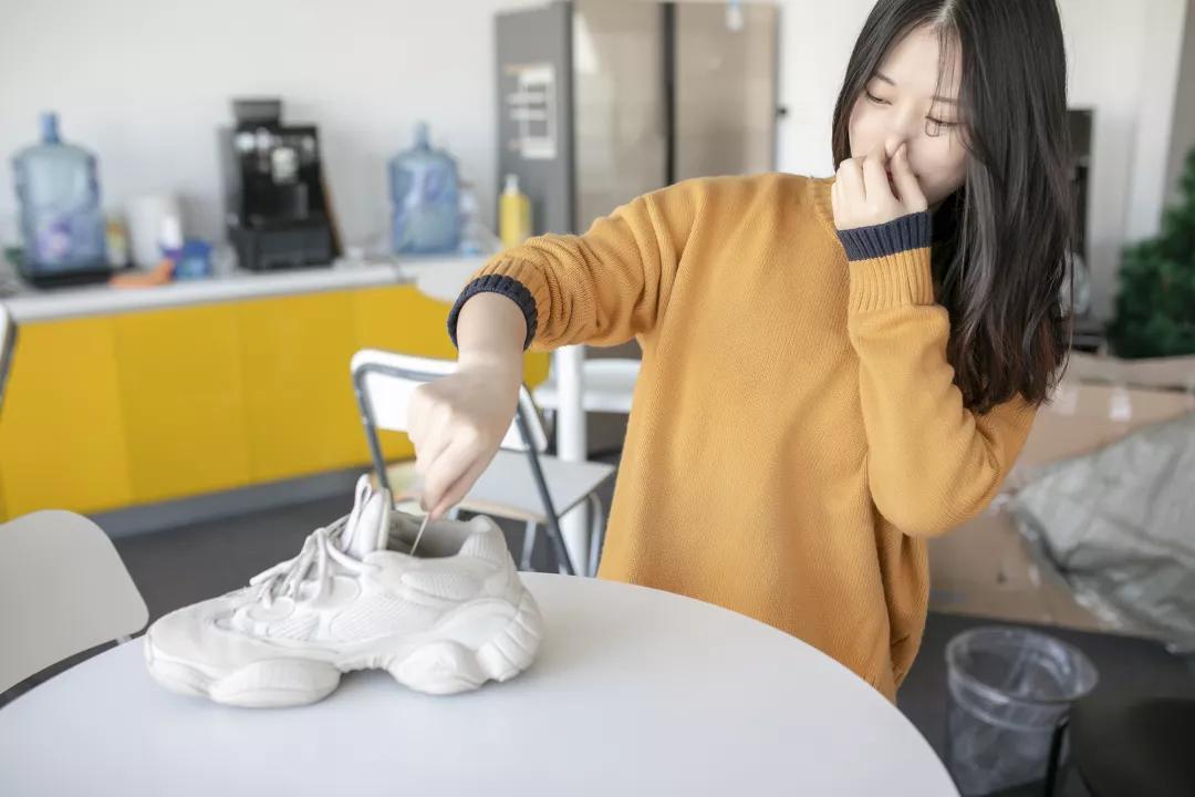 生理性脚臭喷雾,脚臭被人闻到很尴尬怎么办