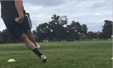 如何踢出一脚50米的长传球,长传球怎么踢的又高又远