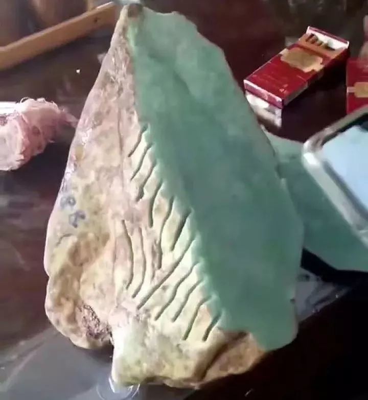 赌石为什么有十赌九输,花两万买的翡翠是不是真的