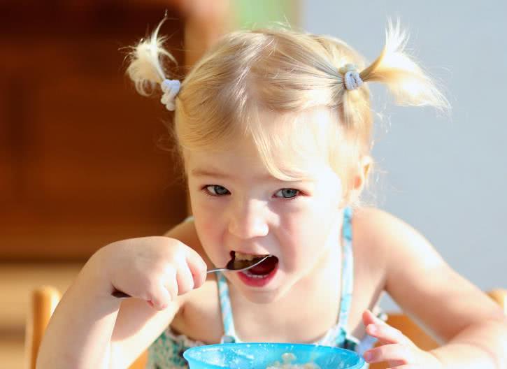 宝宝吃鱼被鱼刺刺在喉咙怎么办,宝宝吃鱼被刺卡住怎么办