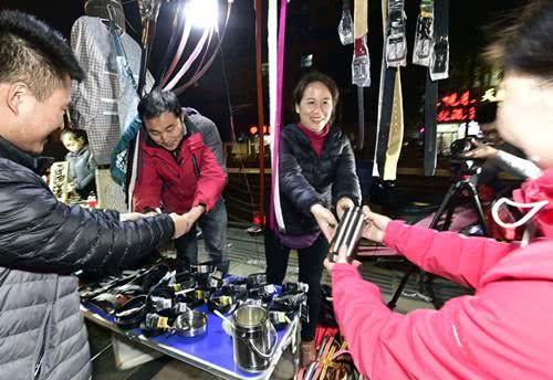 摆地摊一天1000块现实吗,摆地摊一天几十块钱收入