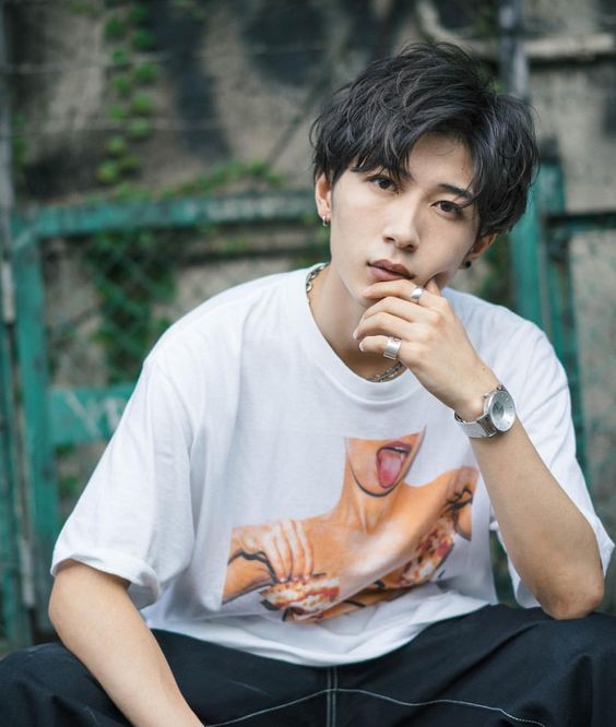 男生发质细软扁塌油腻自然卷发型,男生卷发造型中长发圆脸