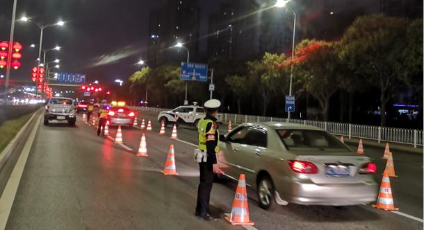 男子春节假期开车来珠海玩几天，没想竟收到“8080”罚单！