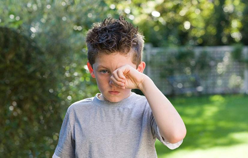 女童眼睛里有黑斑,女童黑眼球里有白点