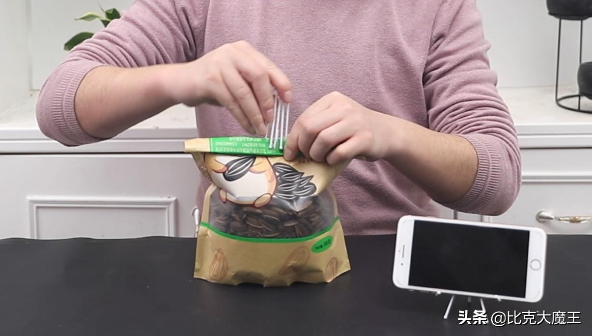 快速剥瓜子皮方便方法,用夹子剥瓜子小妙招