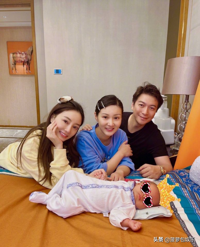 李小璐又作妖，和小鲜肉看电影恋情曝光，Ty：我头发是蓝色的