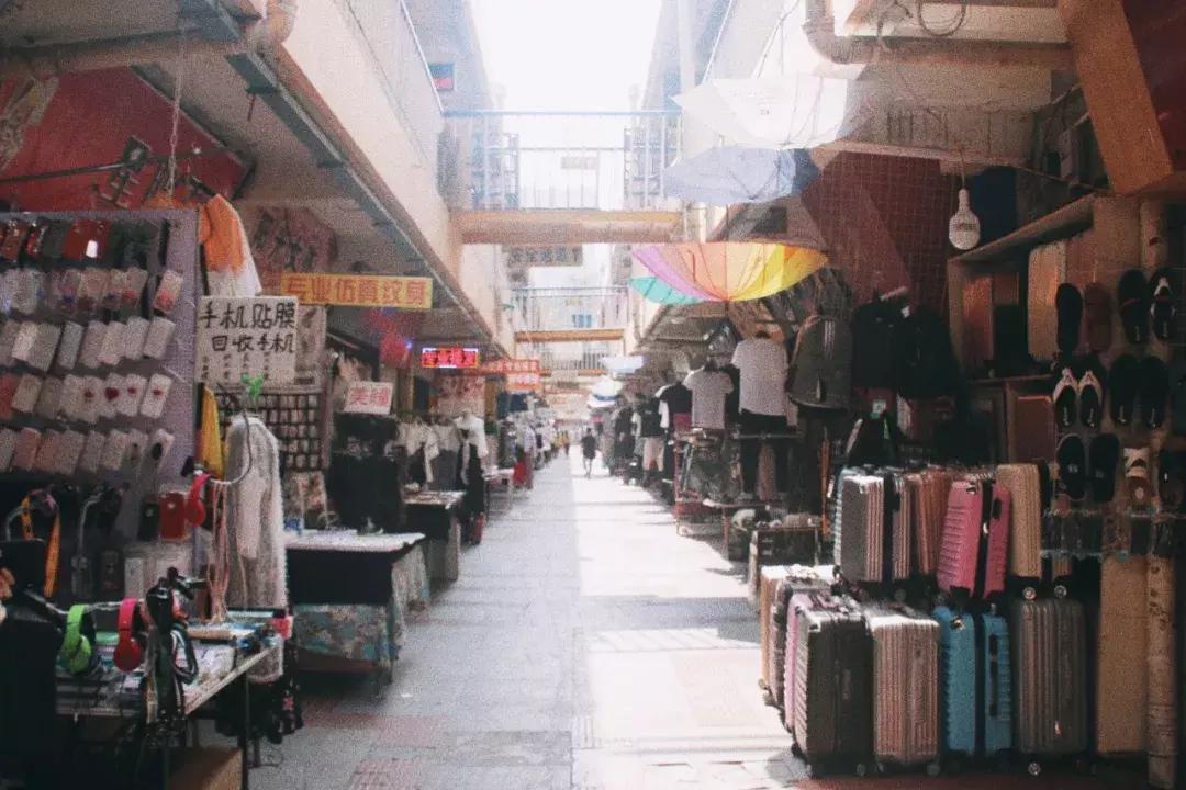 刺纹身脚踩松糕鞋那些年小寨百汇里西安80、90后的非主流青春