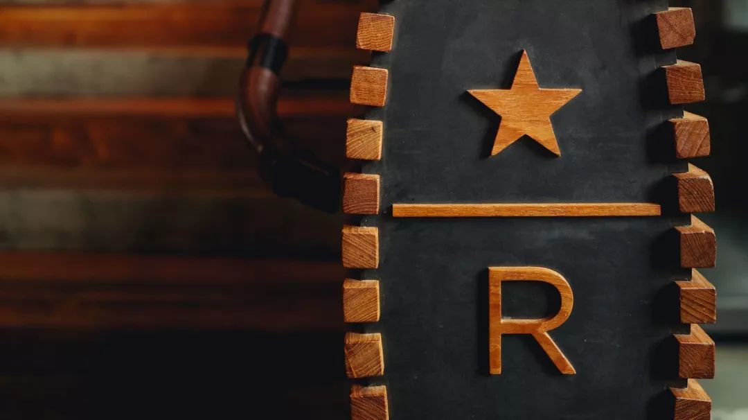 星巴克首席执行官哪里人,星巴克的设计是谁设计的