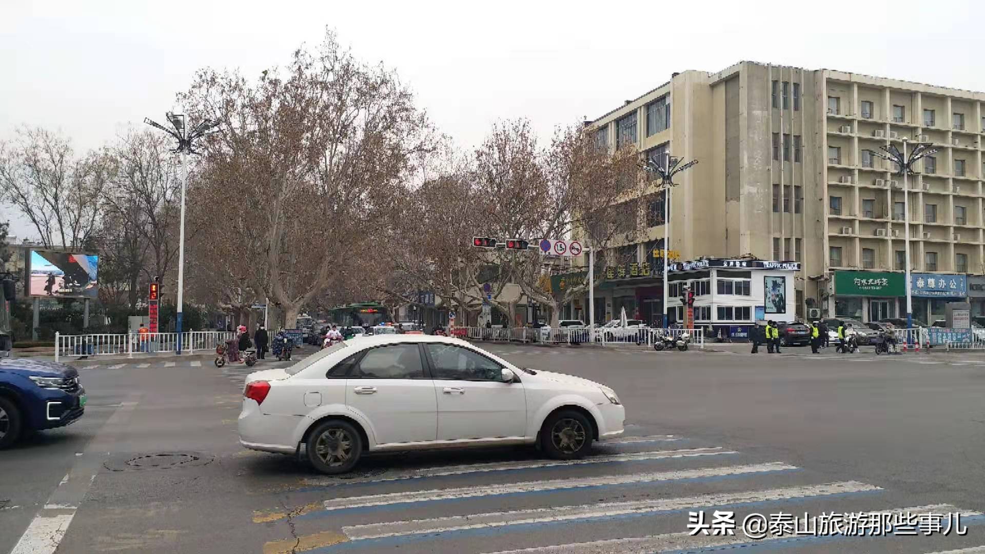 它是古*安泰**城最繁华街道之一，著名店铺众多，如今却再难觅踪影