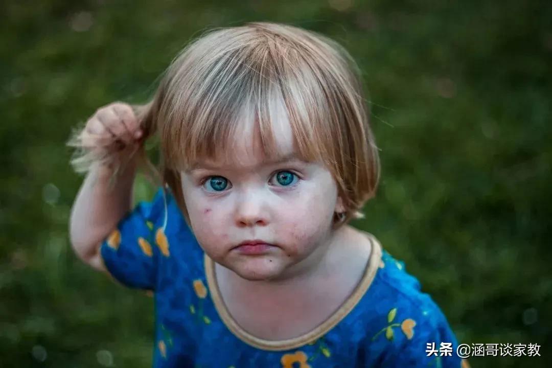 孩子打人抢东西是怎么回事,小孩跟其他小朋友抢东西哭闹