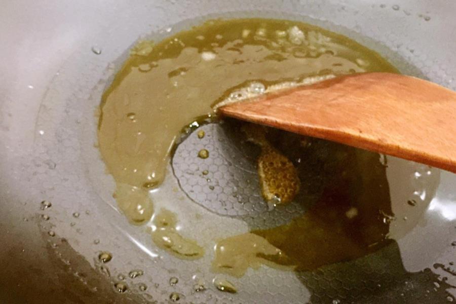 炒糖色不红,怎样炒糖色兑水时不爆锅