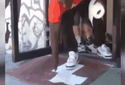 莫名想笑！白色雪地靴洗成黑鞋，店家：改色的钱我就不收了