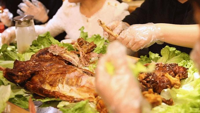 木屋烧烤夏季也有烤全羊吗,木屋烧烤的烤全羊