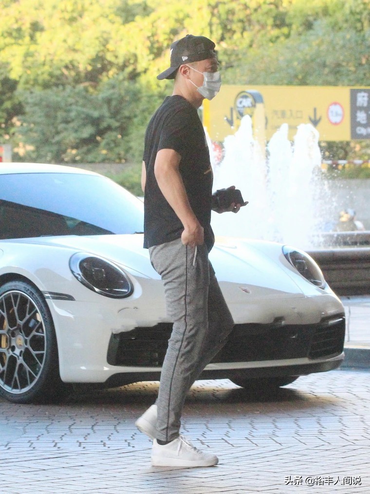 霍建华电竞单手开法拉利,霍建华开的法拉利全球多少台